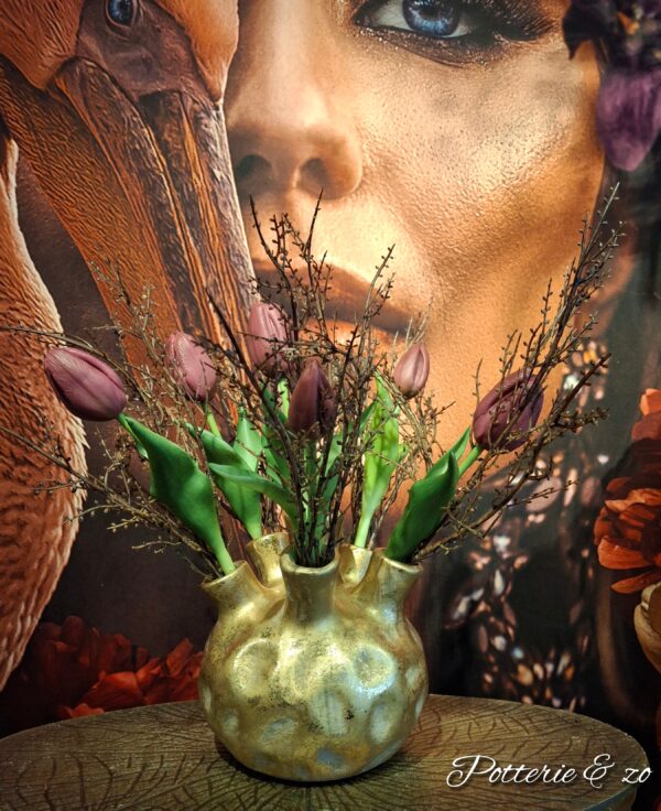Tulpenvaas met paarse tulpen & gageltakken - Afbeelding 2