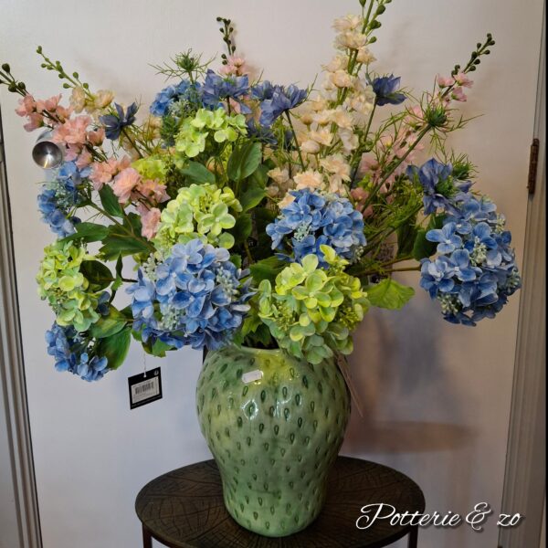 Zijdebloemen boeket met aardbeien vaas
